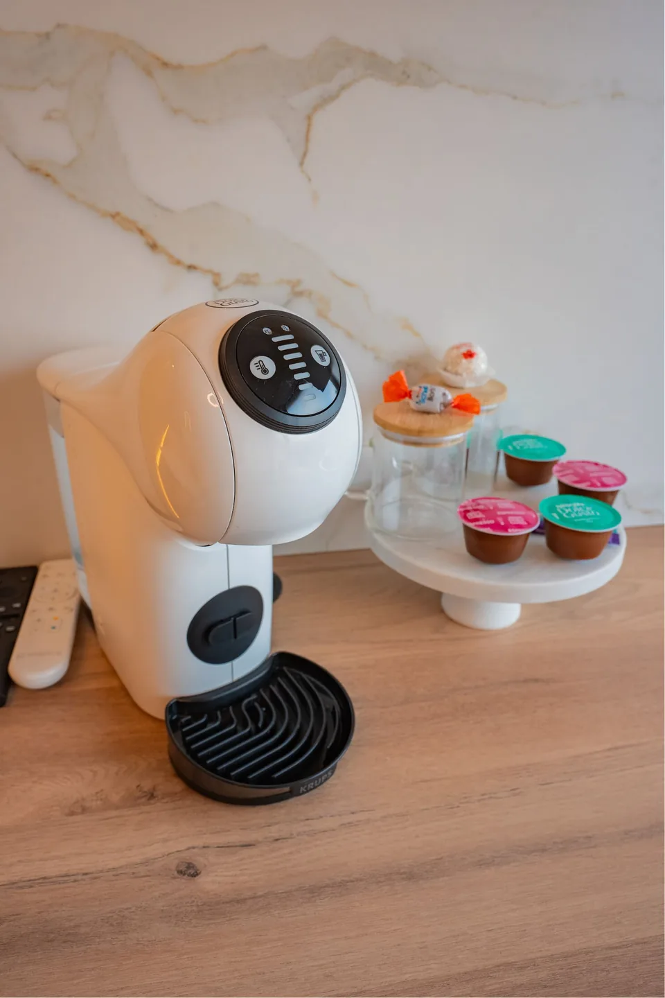 La machine à café, les capsules et les petites gourmandises à disposition
